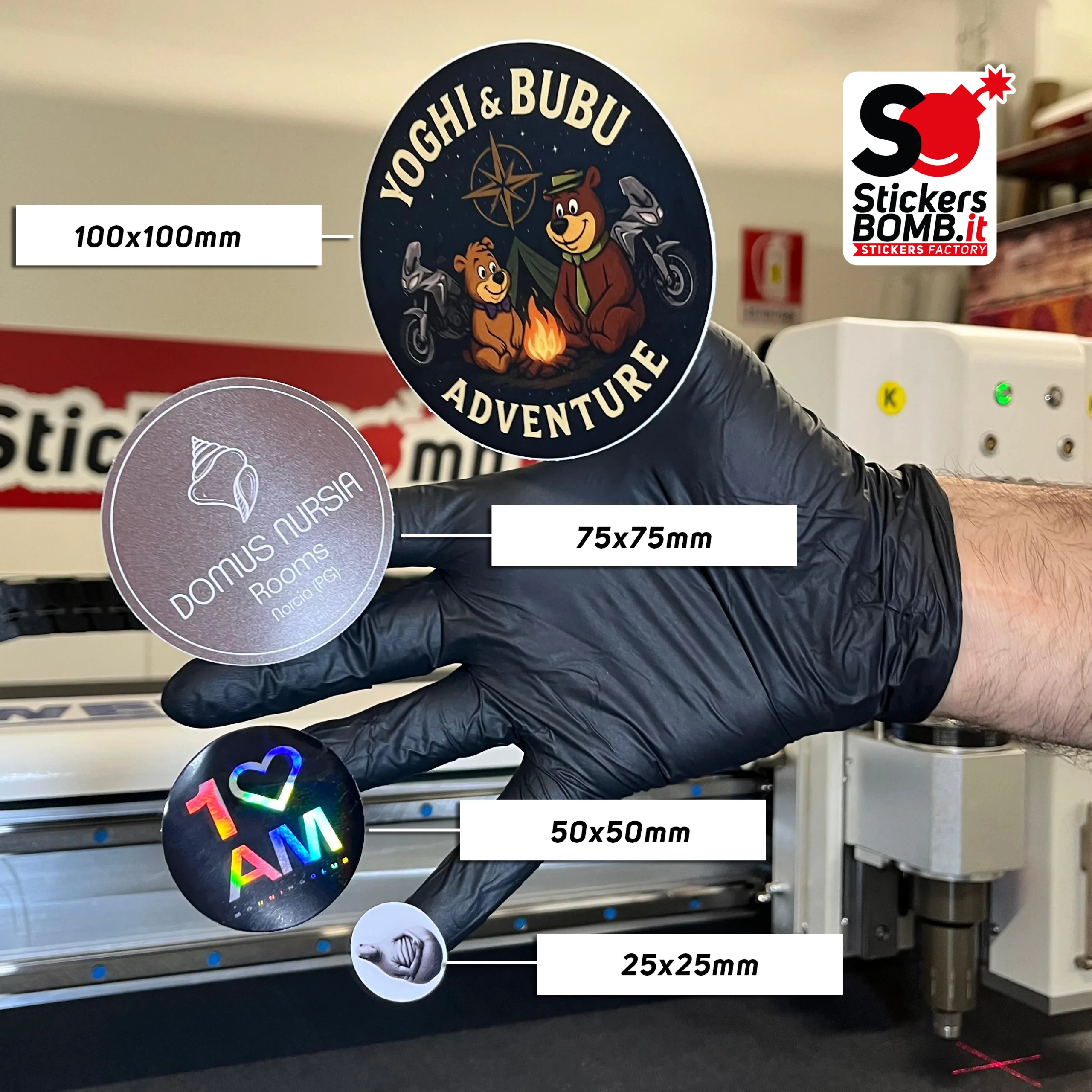 Confronto reale delle misure degli adesivi personalizzati tondi da 25, 50, 75 e 100 mm stampati da StickersBomb